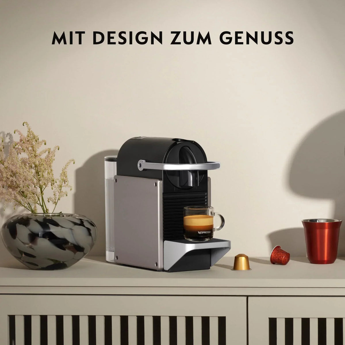 2025 Ekspres do kawy na kapsułki Krups Nespresso Pixie Redesign | Espresso i Lungo | Styl industrialny | Niskie zużycie energii | Automatyczne wyłączanie | Regulowana tacka | Kapsułki nadające się do recyklingu | Model XN306T